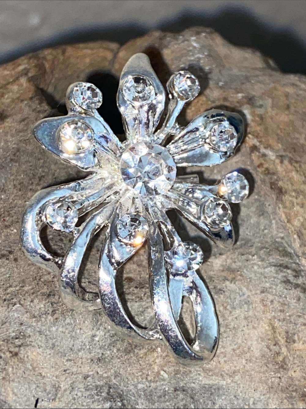 5/$10❤️❤️❤️ Silver Tone Zinc Alloy Crystal Flower Broach